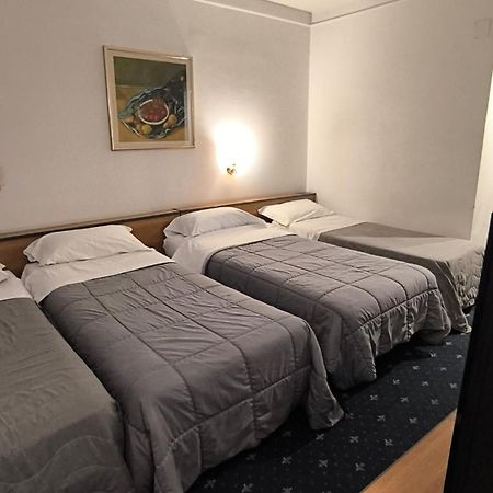 Hotel Quadrifoglio Castello di Cisterna Екстер'єр фото