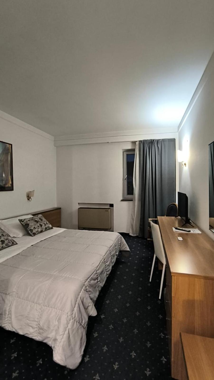 Hotel Quadrifoglio Castello di Cisterna Екстер'єр фото